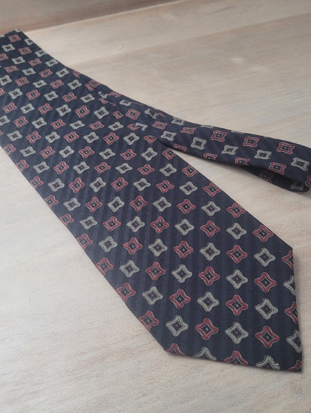Giorgio Armani Cravatte Men's Vintage 100% Silk Tie Blue Red Gray Quiet Luxury